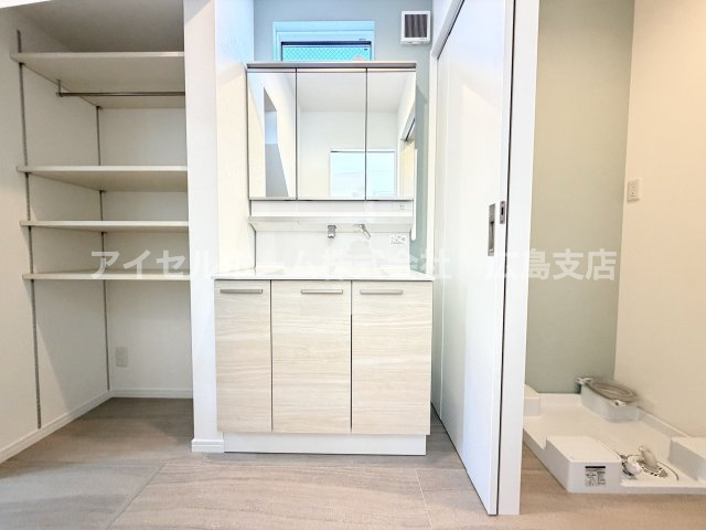 【洗面所】 | 【新規分譲２棟】本浦町の新築！（北棟） | 収納棚が設置された洗面所。シャンプーやリンス、ボディソープなど様々なストック物を保管しておける階段下収納は重宝します！　窓が設置されているので明るく換気がしやすい！