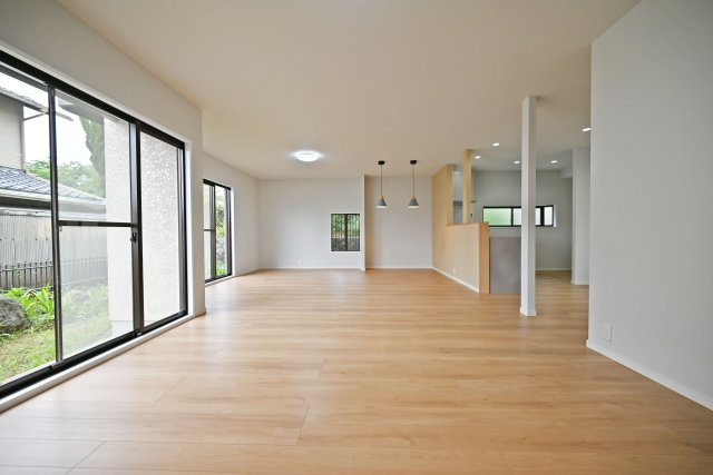 宝塚市逆瀬台5丁目中古戸建│4SLDK+駐車1台可の居間・リビング|ソファーやダイニングテーブルなどゆとりをもって設置することができます。