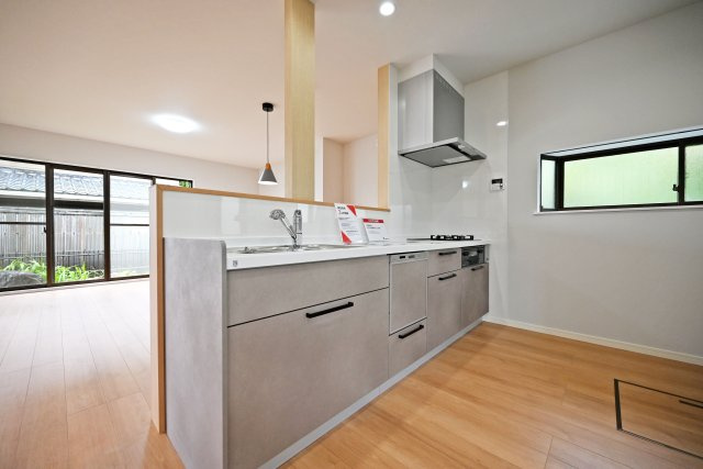 宝塚市逆瀬台5丁目中古戸建│4SLDK+駐車1台可のキッチン|対面式キッチンは、お料理がしやすいだけでなくお料理の受け渡しもスズームにできるので、お子様のお手伝いも増えそうです。