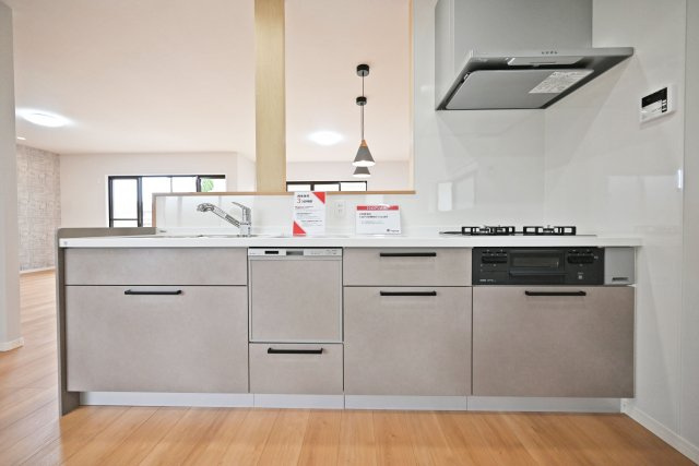宝塚市逆瀬台5丁目中古戸建│4SLDK+駐車1台可のキッチン|対面式キッチンは、お料理がしやすいだけでなくお料理の受け渡しもスズームにできるので、お子様のお手伝いも増えそうです。