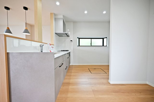 宝塚市逆瀬台5丁目中古戸建│4SLDK+駐車1台可のキッチン|背面スペースがしっかり確保されているので、家電や収納家具を置いても余裕があり、作業効率も高まります。