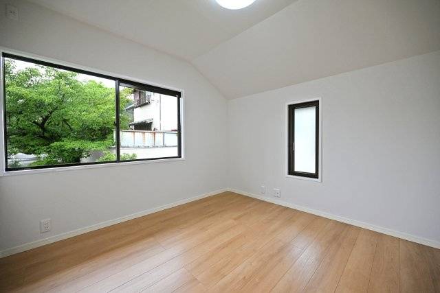 宝塚市逆瀬台5丁目中古戸建│4SLDK+駐車1台可の子供部屋|明るい陽射しが2面から差し込む、通風性に優れたお部屋です。