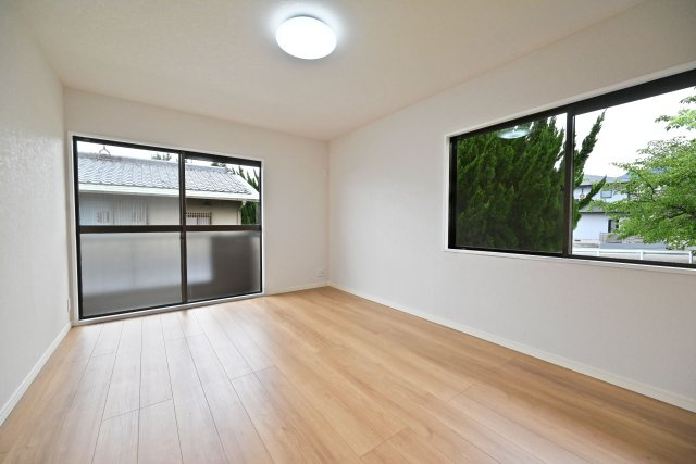 宝塚市逆瀬台5丁目中古戸建│4SLDK+駐車1台可の寝室|こちらのお部屋からは日当たりの良いバルコニーへ直接出入り可能です。