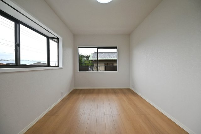 宝塚市逆瀬台5丁目中古戸建│4SLDK+駐車1台可の洋室|室内は奥行きを感じられるバランスの良い設計となっており、視覚的な広がりが生まれることで、明るく開放的な印象を演出しています。