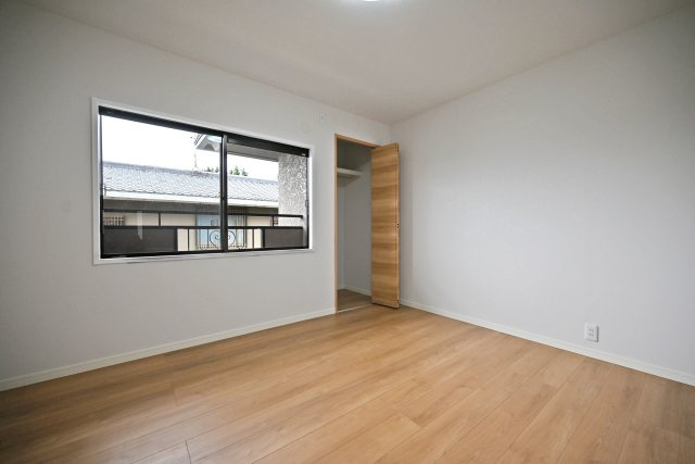宝塚市逆瀬台5丁目中古戸建│4SLDK+駐車1台可の洋室|全居室が洋室で統一されており、掃除もしやすく快適にお使いいただけます。