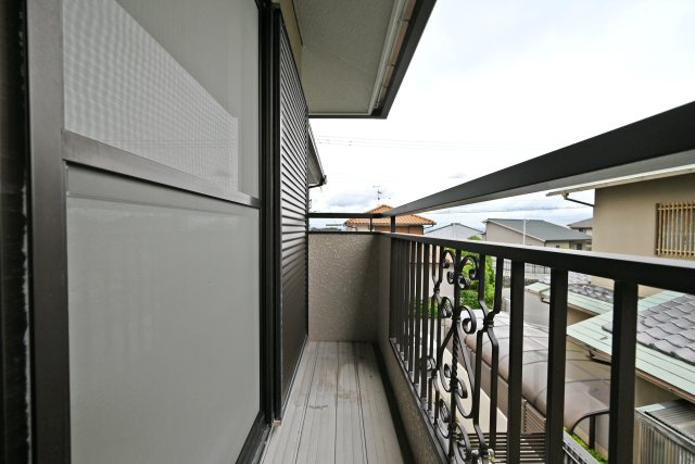 宝塚市逆瀬台5丁目中古戸建│4SLDK+駐車1台可のバルコニー|南面バルコニーからたっぷりと陽光が差し込む、明るいお部屋です。