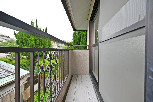 宝塚市逆瀬台5丁目中古戸建│4SLDK+駐車1台可のバルコニー|南面バルコニーからたっぷりと陽光が差し込む、明るいお部屋です。