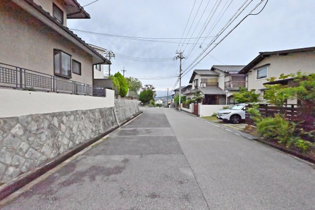 宝塚市逆瀬台5丁目中古戸建│4SLDK+駐車1台可の前面道路含む現地写真|周辺にスーパー・コンビニがあり、生活施設が身近にそろった利便性の高い住環境です。