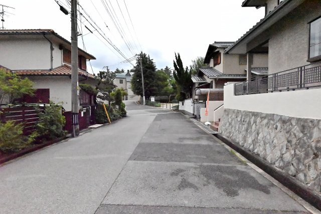 宝塚市逆瀬台5丁目中古戸建│4SLDK+駐車1台可の前面道路含む現地写真|ご不明な税金・諸費用についても丁寧にサポートいたします。現地見学で、住まいのイメージやご希望をぜひお聞かせください。