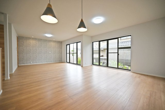 宝塚市逆瀬台5丁目中古戸建│4SLDK+駐車1台可の居間・リビング|30帖のLDKです。南面から陽射しが差し込んでとても開放的です。家具を置いても広々とした空間を保てます。
