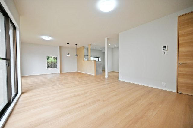 宝塚市逆瀬台5丁目中古戸建│4SLDK+駐車1台可の居間・リビング|木のぬくもりが広がるゆったりとした空間に、やわらかな自然光が広がります。