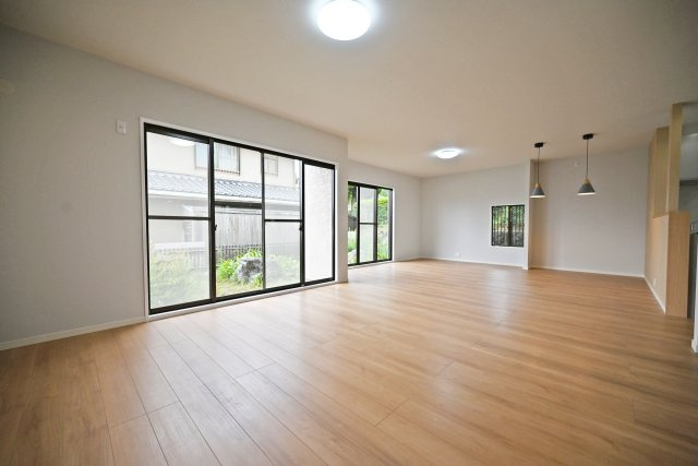 宝塚市逆瀬台5丁目中古戸建│4SLDK+駐車1台可の居間・リビング|家具配置のしやすさと収納力を兼ね備えた、使い勝手の良い空間です。