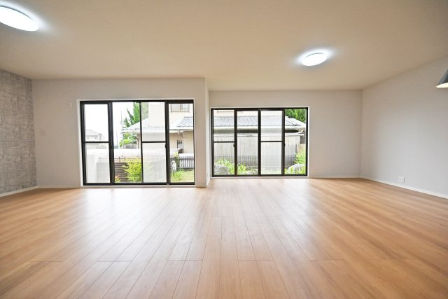 宝塚市逆瀬台5丁目中古戸建│4SLDK+駐車1台可の居間・リビング|ソファーやダイニングテーブルなどゆとりをもって設置することができます。