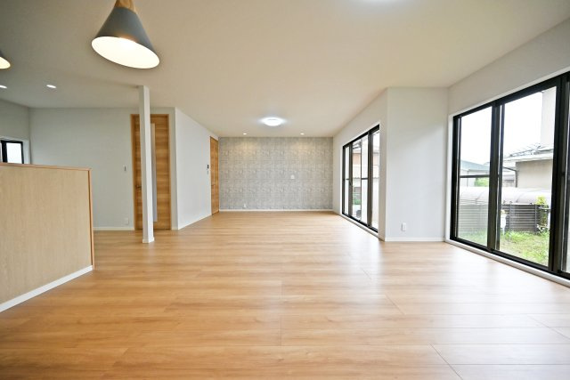 宝塚市逆瀬台5丁目中古戸建│4SLDK+駐車1台可のダイニング|リビングには南向きの掃き出し窓が２つあり、リビング全体が明るい光に包まれたくつろぎ空間です。