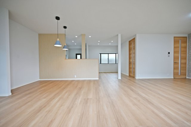 宝塚市逆瀬台5丁目中古戸建│4SLDK+駐車1台可の居間・リビング|ソファーやダイニングテーブルなどゆとりをもって設置することができます。