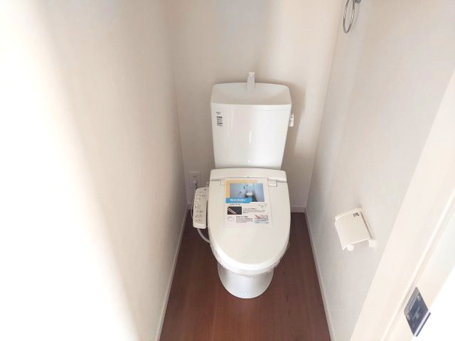 宝塚市小浜4丁目新築一戸建のトイレ|1階トイレ　温水洗浄便座付き