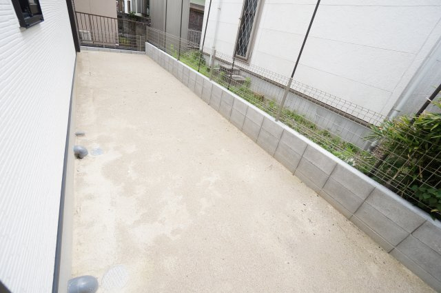 グラファーレ知多市南巽が丘　１号棟の庭|リビングから見えるお庭は家庭菜園やお子様の遊び場として活躍しそうです。