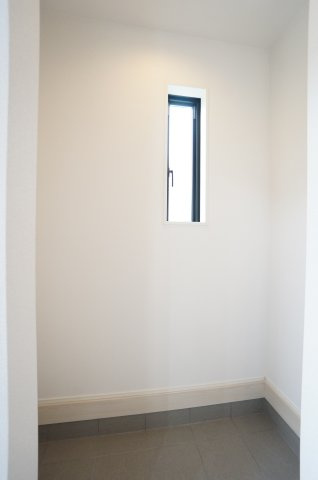 グラファーレ知多市南巽が丘　１号棟の収納|玄関にシューズクロークがあり、ベビーカーやゴルフバッグなどの収納にも便利！