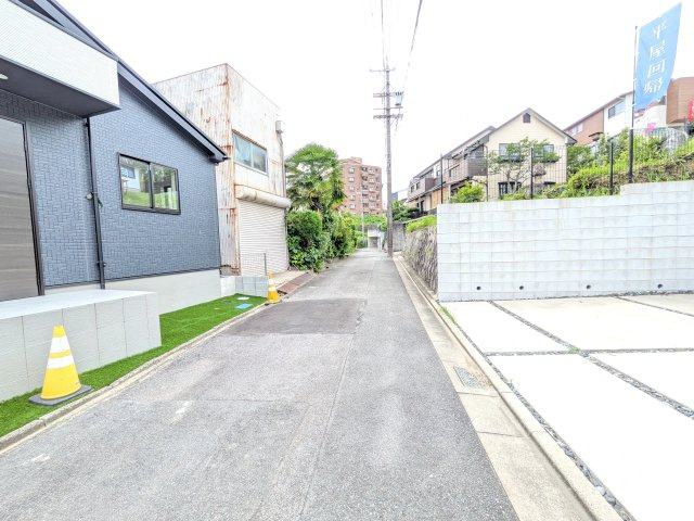 グラファーレ知多市南巽が丘　１号棟の前面道路含む現地写真|●○前面道路○●
