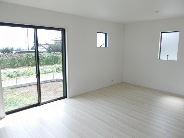 リナージュ前橋市天川原町１丁目01期　１号棟の居間・リビング|【イメージ画像】人気の対面式キッチンを配した空間はお好みの家具も合わせやすく、家族がくつろぐ快適な空間造りをサポート。窓からは明るい陽光が差し込みます。