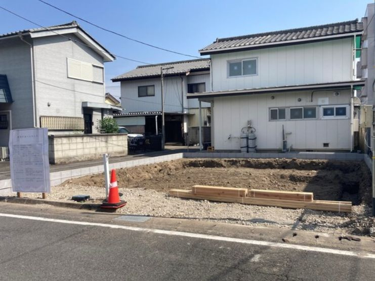 リナージュ前橋市天川原町１丁目01期　１号棟の前面道路含む現地写真|前面道路含む現地写真です。角地で陽当たりも良好です☆
前面道路も６Ⅿあるので開放的な立地です。