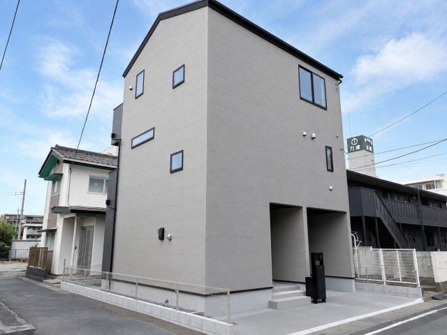 リナージュ前橋市天川原町１丁目01期　１号棟の外観|前面道路含む現地写真です。角地で陽当たりも良好です☆
前面道路も６Ⅿあるので開放的な立地です。