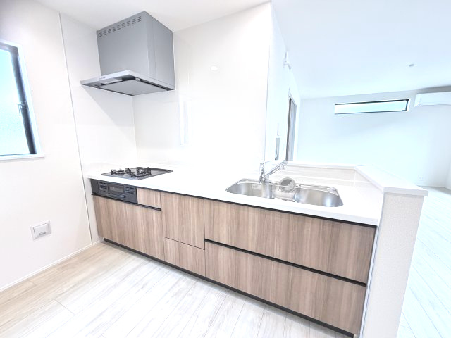 リナージュ前橋市天川原町１丁目01期　１号棟のキッチン|【イメージ画像】カウンターキッチンなのでお料理をしながら会話もできます。
夕食の支度をしながら、お子様の様子も見られて自然と会話も増えますよ♪