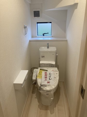 リナージュ前橋市天川原町１丁目01期　１号棟のトイレ|【イメージ画像】2階トイレです。清潔感のある白を基調としています。