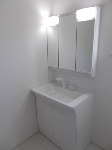 リナージュ前橋市天川原町１丁目01期　１号棟の独立洗面台|【イメージ画像】シャワー水栓付き洗面台で朝の身支度もバッチリです！
洗面台には収納スペースもあり洗面室もすっきり片付きますよ！
