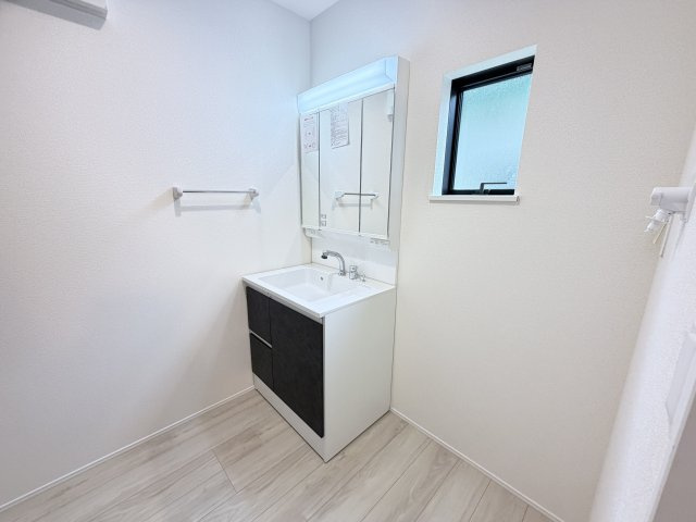リナージュ前橋市天川原町１丁目01期　１号棟の独立洗面台|【イメージ画像】シャワー水栓付き洗面台で朝の身支度もバッチリです！
洗面台には収納スペースもあり洗面室もすっきり片付きますよ！