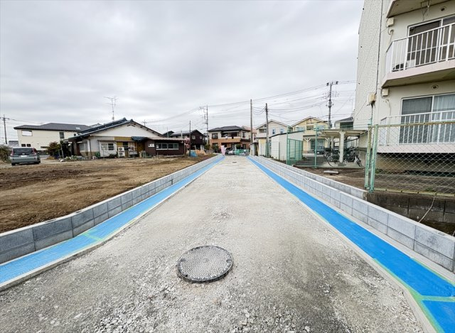 【前面道路含む現地写真】 | 志木市中宗岡1丁目　建築条件無売地　全26区画　(丸井志木店) | 分譲地内新設道路／2026年3月6日撮影
買い物施設や教育施設が身近に揃う、利便性の高い住環境です。
