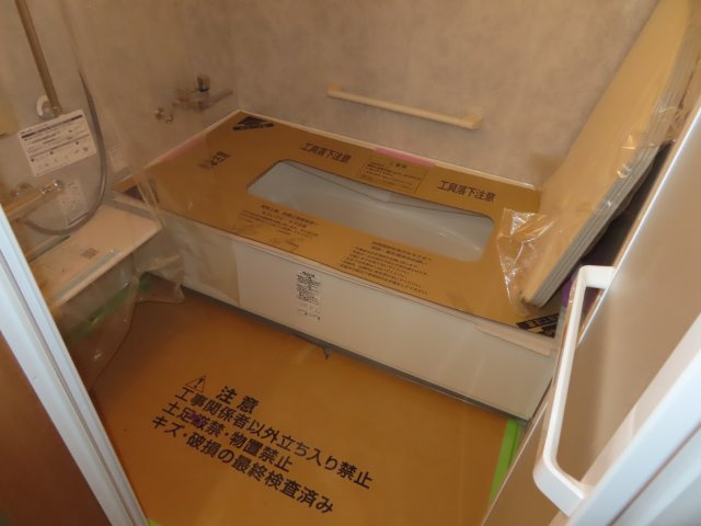 北見市三楽町２２７番地２　中古売家外土地２筆の浴室|【リフォーム中】お風呂はLIXIL製の新品１坪タイプのユニットバスに交換致します。広い浴槽では足を伸ばしてゆっくりくつろぐことができます。