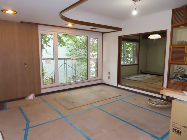 北見市三楽町２２７番地２　中古売家外土地２筆の居間・リビング|【リフォーム中】１階リビングです。リビングの床はクッションフロアを上張りします。壁、天井もクロスの貼替を行います。照明器具の交換も行います。