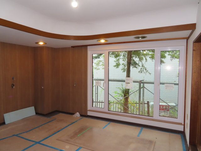 北見市三楽町２２７番地２　中古売家外土地２筆の居間・リビング|【リフォーム中】1階リビングの別アングルです。窓はトリプルサッシに交換致します。