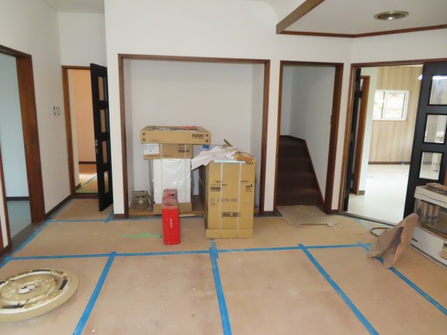 北見市三楽町２２７番地２　中古売家外土地２筆の外観|【リフォーム中】1階リビングの別アングルです。壁、天井のクロスの貼替を行います。ストーブは撤去致します。