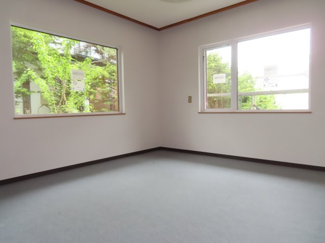 北見市三楽町２２７番地２　中古売家外土地２筆の洋室|【リフォーム中】1階8帖洋室写真です。こちらの部屋は床を新しくフロア上張りして壁天井のクロスも貼替を行います。