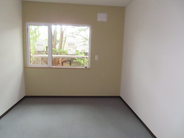 北見市三楽町２２７番地２　中古売家外土地２筆の洋室|【リフォーム中】1階5.5帖洋室写真です。こちらの部屋は床を新しくフロア上張りして壁天井のクロスも貼替を行います。