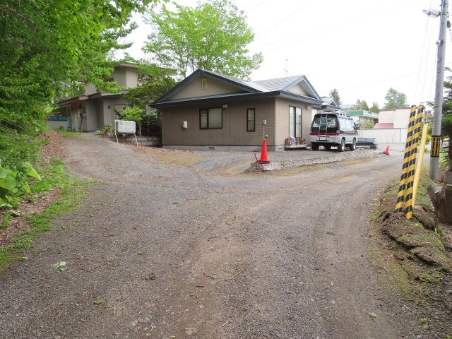 北見市三楽町２２７番地２　中古売家外土地２筆の前面道路含む現地写真|前面道路は、南西側幅員5.59ｍの既存道路(未舗装)です。