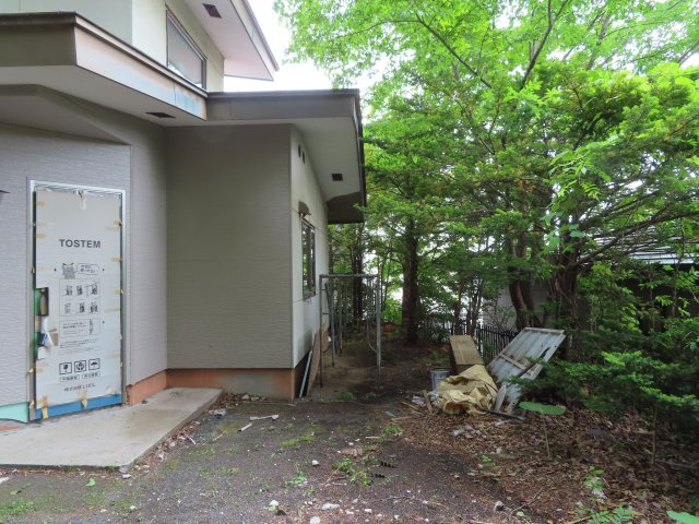 北見市三楽町２２７番地２　中古売家外土地２筆の外観|【リフォーム前】外観周囲の草木は伐採致します。