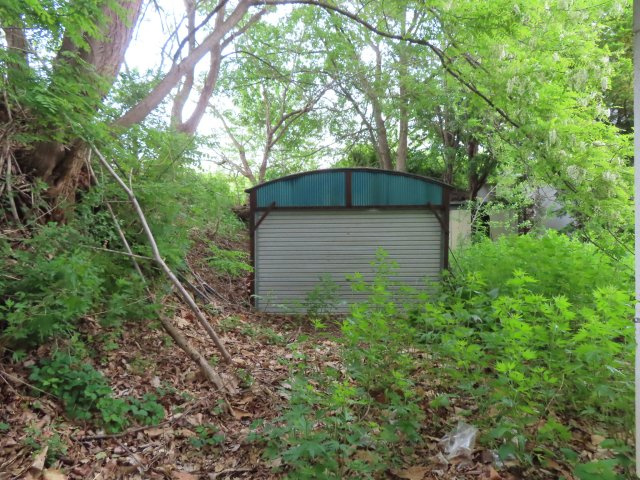 北見市三楽町２２７番地２　中古売家外土地２筆の外観|【リフォーム前】草木は伐採し、車庫は解体予定です。