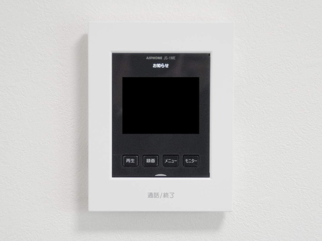 北見市三楽町２２７番地２　中古売家外土地２筆の発電・温水設備|【リフォーム前】リビングに設置予定のテレビモニターホン写真です。こちらは録画機能も付いており留守中の画像も残りますので、誰が来客されたか記録も残り安心ですね。