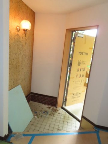 北見市三楽町２２７番地２　中古売家外土地２筆の玄関|【リフォーム中】玄関内部です。壁紙の張替えを行います。