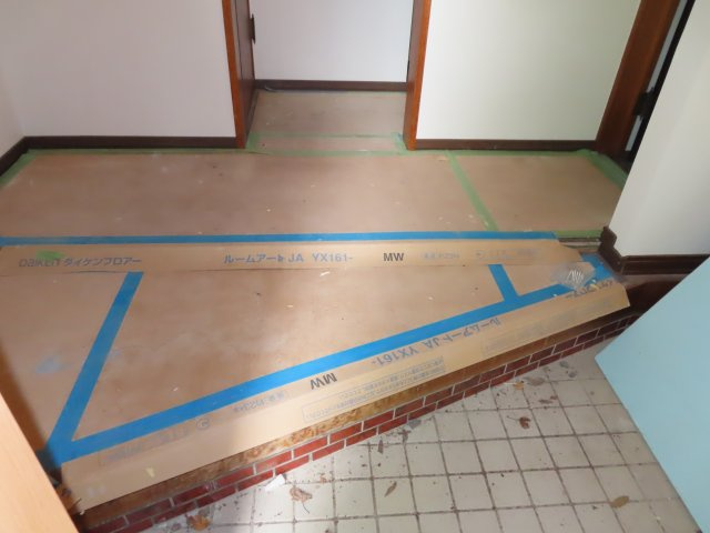 北見市三楽町２２７番地２　中古売家外土地２筆の玄関|【リフォーム中】玄関フロアです。床をクッションフロアで上張りし壁天井は、新しくクロスを貼りますので、今より明るい雰囲気になります。