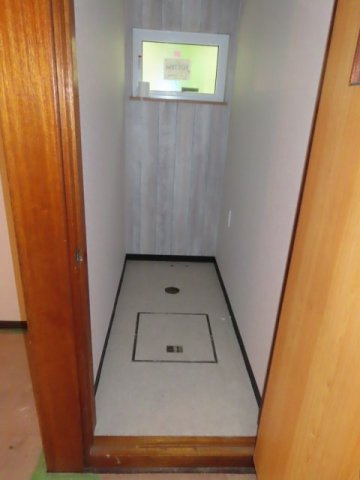 北見市三楽町２２７番地２　中古売家外土地２筆のトイレ|【リフォーム中】トイレは新品に交換し、床のクッションフロアと壁紙を張り替えます。