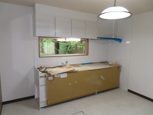 北見市三楽町２２７番地２　中古売家外土地２筆のキッチン|【リフォーム中】キッチンはLIXIL製のI型のシステムキッチンに新品交換致します。