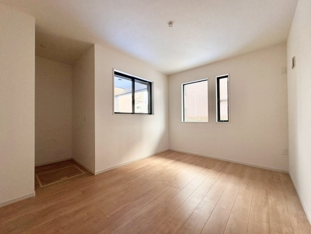 中野区上鷺宮2丁目　新築戸建の洋室|各部屋に窓を設置！明るい日差しが降り注ぐ心地よい室内は、日々の暮らしに安らぎを与えてくれます。
現地ご見学希望・資料請求などお気軽にお問い合わせ下さい！
03-5990-5201