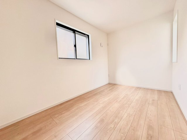 中野区上鷺宮2丁目　新築戸建の洋室|白を基調とした室内は、明るい空間を造り出すだけでなく、清潔感をもたらしてくれます。

現地ご見学希望・資料請求などお気軽にお問い合わせ下さい！
03-5990-5201