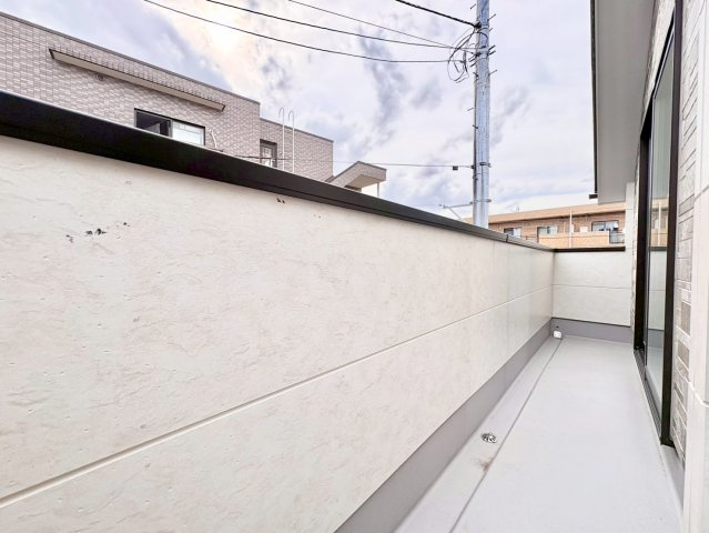 中野区上鷺宮2丁目　新築戸建のバルコニー|朝の澄んだ空気や、夕方の清々しい風を五感で感じられるバルコニー！

現地ご見学希望・資料請求などお気軽にお問い合わせ下さい！
03-5990-5201