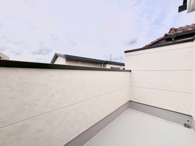 中野区上鷺宮2丁目　新築戸建のバルコニー|大きな空に包まれて、太陽の光をたっぷりと浴びながら過ごす毎日は、自然と家族の笑顔で溢れます。

現地ご見学希望・資料請求などお気軽にお問い合わせ下さい！
03-5990-5201