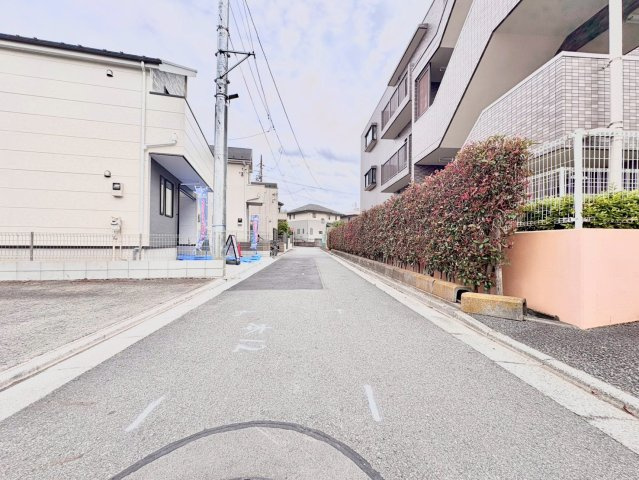 中野区上鷺宮2丁目　新築戸建の前面道路含む現地写真|都市機能と自然が融合した価値ある住環境。

現地ご見学希望・資料請求などお気軽にお問い合わせ下さい！
03-5990-5201